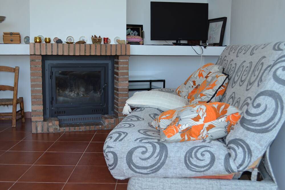 Rural house \"Encina Gorda\", ideal to enjoy rest and privacy. in Pinos del Valle, El Pinar