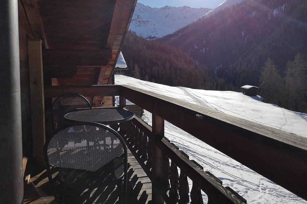 Ganze Wohnung, Dachwohnung in Walserhaus, Balkon, unverbaute Aussicht in Monstein, Davos
