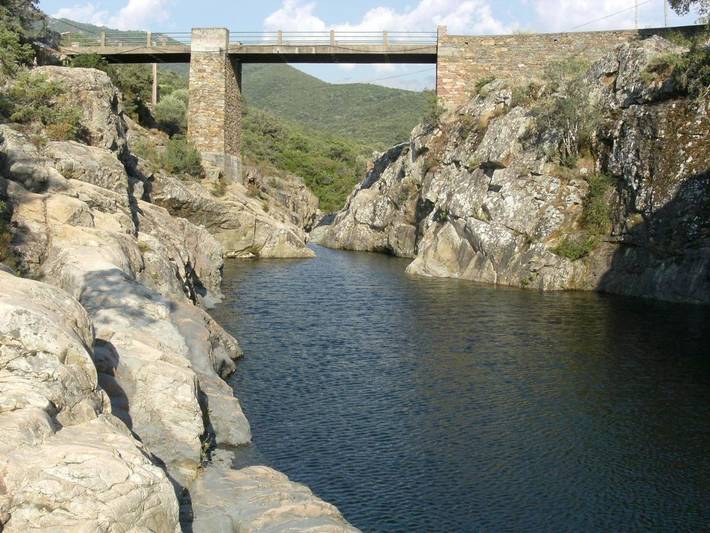 Location de vacances pour 6 personnes, avec jardin ainsi que piscine et vue à Manso (homonymie) - 2