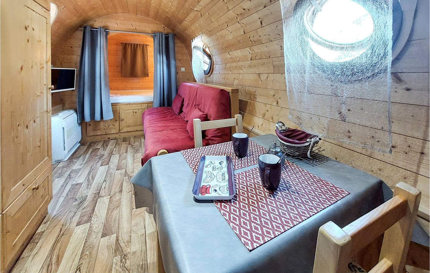 Modernes Mobilheim mit Parkplatz, TV, Pool & Garten - 1,5km bis La Loire in Pouilly-sous-Charlieu, Roanne und Umgebung