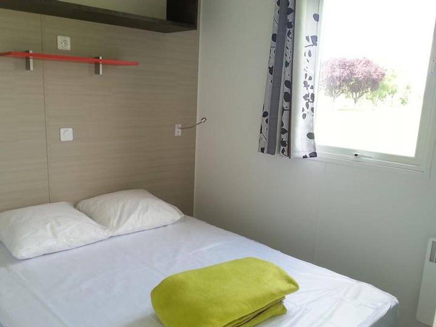 Flower Camping Loire et Châteaux - Mobilheim 4 personen - Standard 27m² (2 Zimmer) + integrierte Terrasse in Bréhémont, Loire-Tal