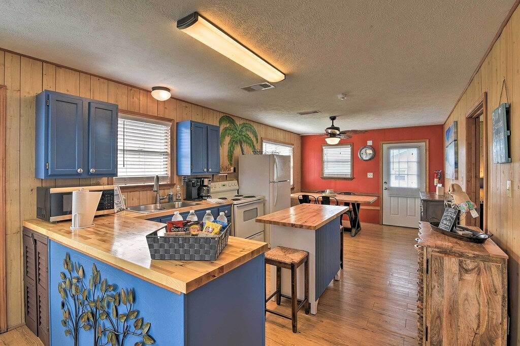 1/2 Mi to Gulf: Family Home in Crystal Beach! in Crystal Beach, Galveston County