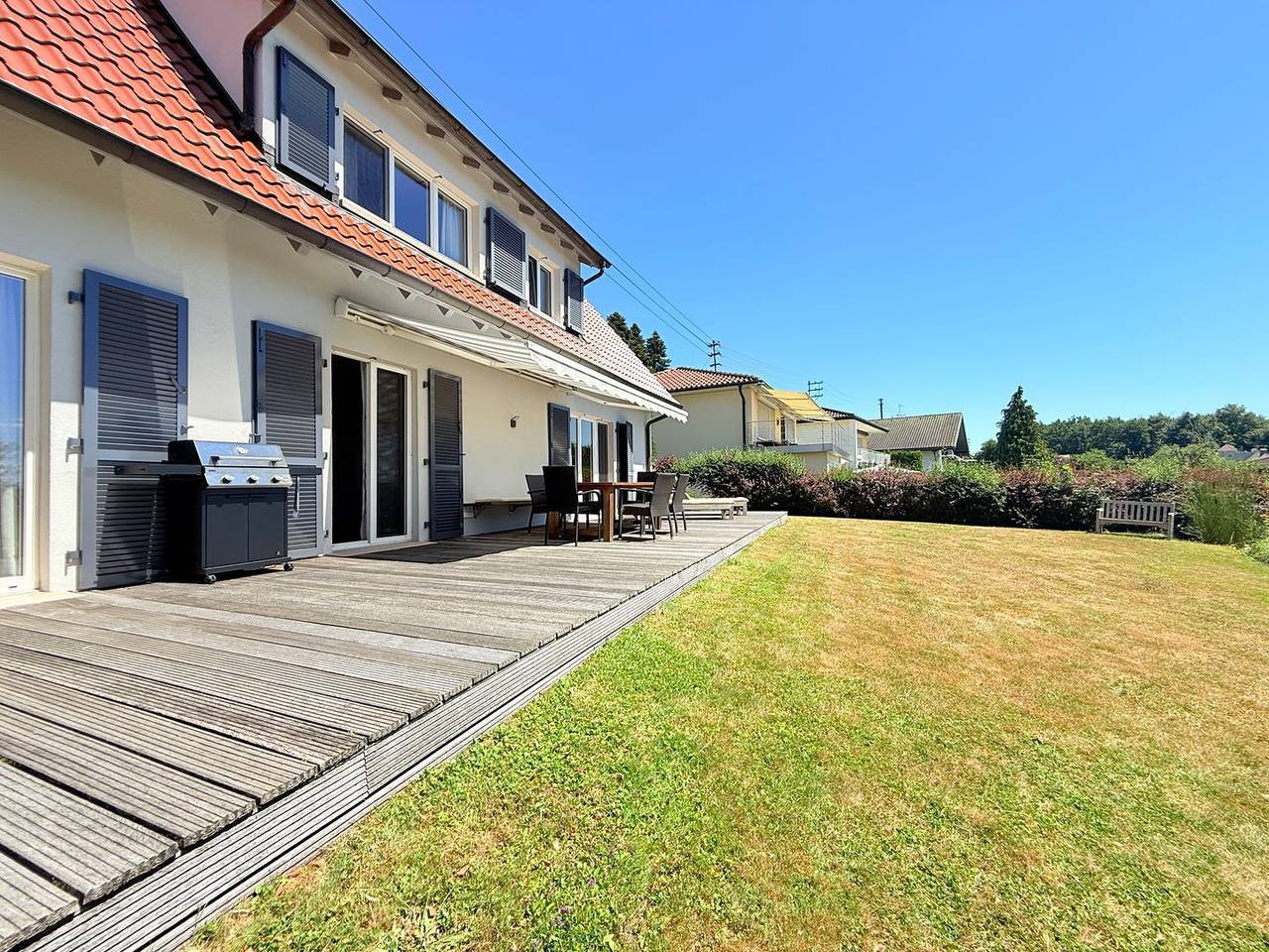 Das freistehende Ferienhaus Sonnendeck in Uhldingen-Mühlhofen bietet auf 160 m² Platz für bis zu acht Gäste. Es verfügt über drei Badezimmer, ein Gäste-Wc, eine geschlossene, voll ausgestattete Küche, gemütliche Wohnbereiche und eine möblierte Terrasse im abgeschlossenen Garten. Genießen Sie Seeblick, Bergblick sowie zahlreiche Freizeitmöglichkeiten in unmittelbarer Nähe. in Unteruhldingen, Obersee (Bodensee)