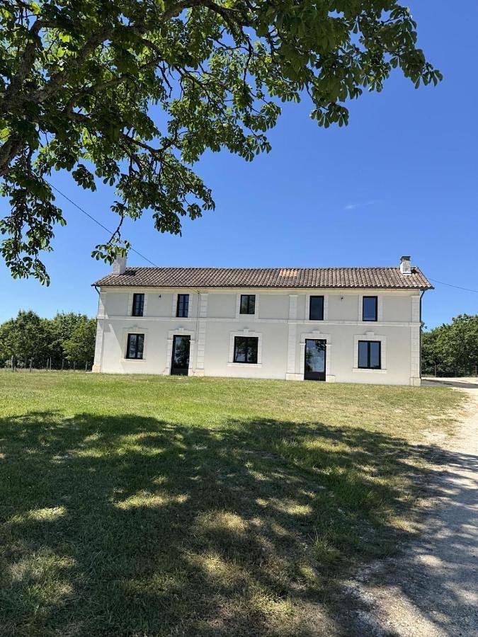 Location de vacances pour 10 personnes, avec Terrasse ainsi que Jardin et Piscine à Échourgnac