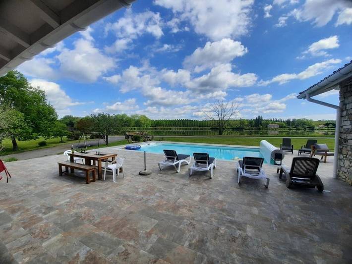 Location de vacances pour 14 personnes, avec piscine et terrasse ainsi que jardin et vue à Saint-Laurent-de-Gosse - 3