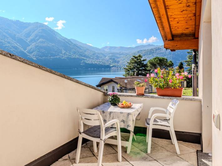 Ferienhaus für 4 Personen, mit Balkon und Terrasse sowie Garten und Seeblick in Gemeinde Porlezza