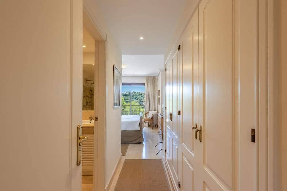 Entire apartment, Bright 3-bedroom apartment with terraces and pools in Benahavís in Los Arqueros, Benahavís