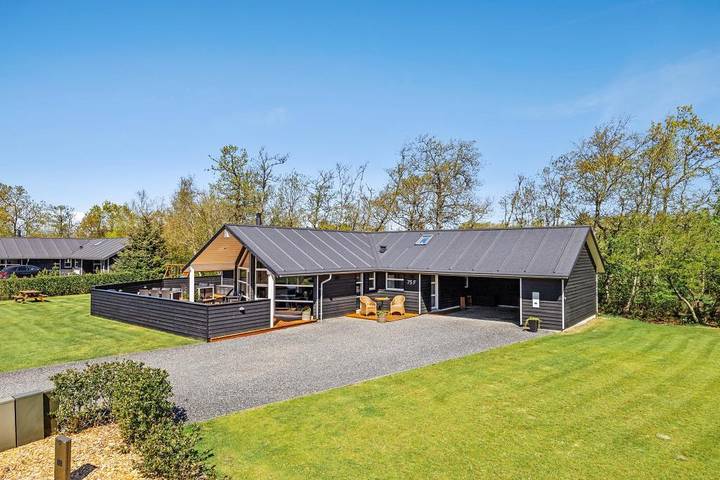 Villa für 12 Personen, mit Balkon/Terrasse und Whirlpool sowie Sauna, mit Haustier