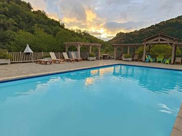 Gîte pour 5 personnes, avec vue ainsi que piscine et terrasse à Lacrouzette