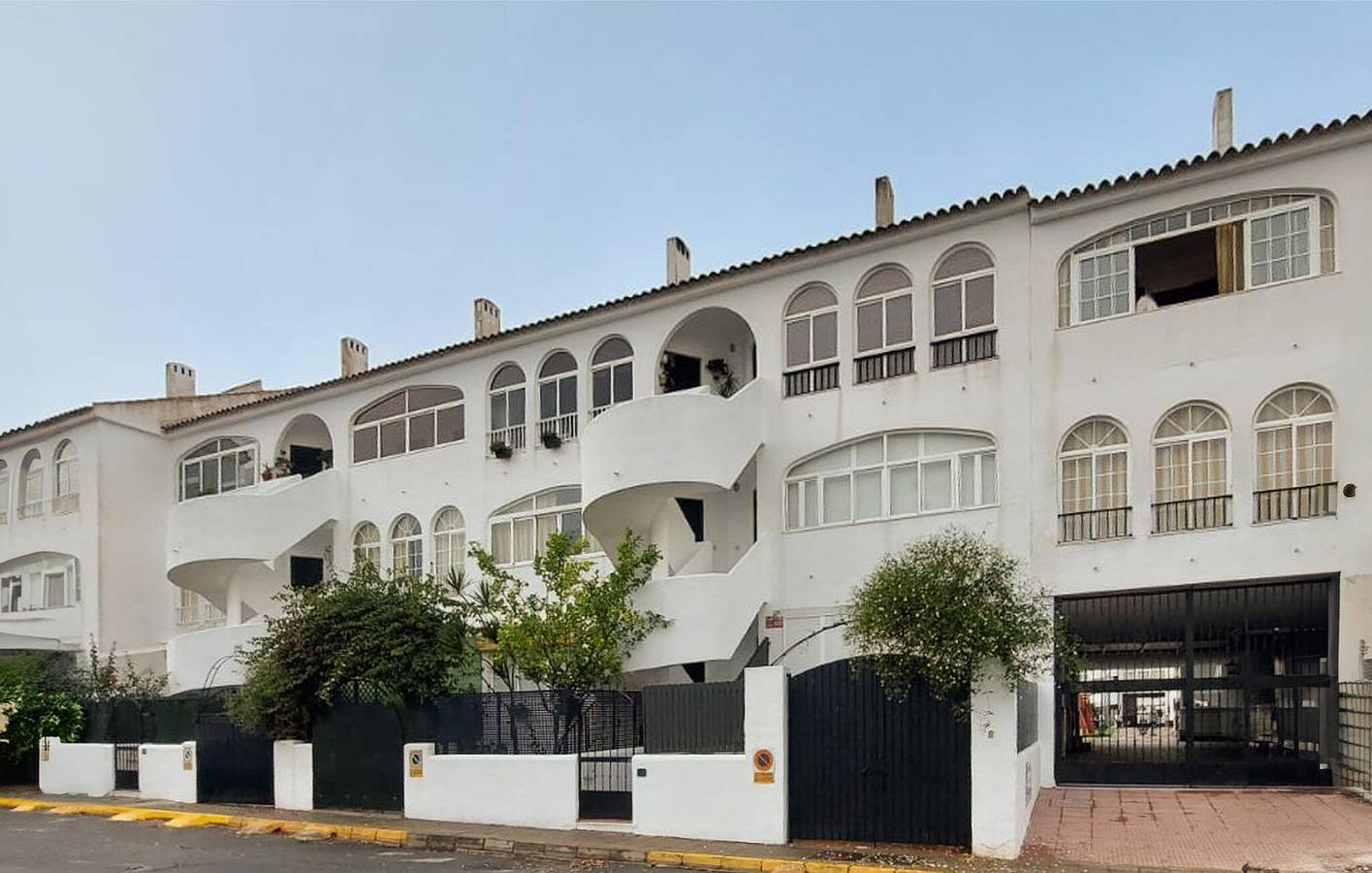 Apartamento vacacional entero, Seaside Haven: 600m de la Playa de la Bota, Piscina y Garaje in Punta Umbría, Costa de la Luz