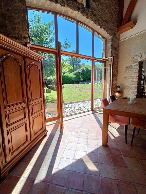 Gîte pour 8 personnes, avec terrasse ainsi que jardin et piscine dans l' Ain - 4