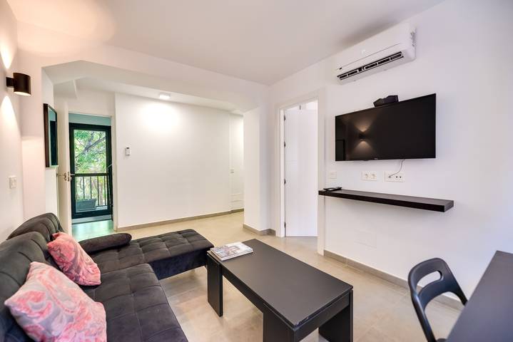 Entire apartment, Apartment 'Parkview Apartments 2' with Sea View, Wi-Fi and Air Conditioning in Marbella Centre, Marbella