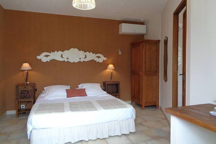 Chambre d’hôte pour 2 personnes, avec Jardin à Lacoste