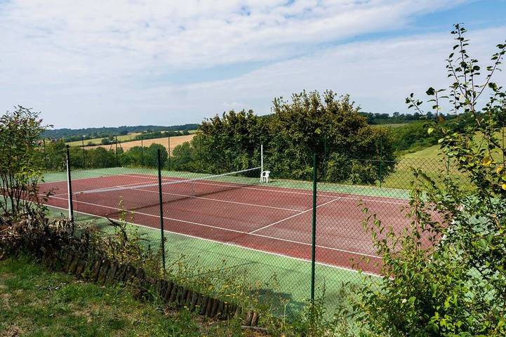 Location de vacances pour 8 personnes, avec piscine ainsi que terrasse et jardin à Juignac