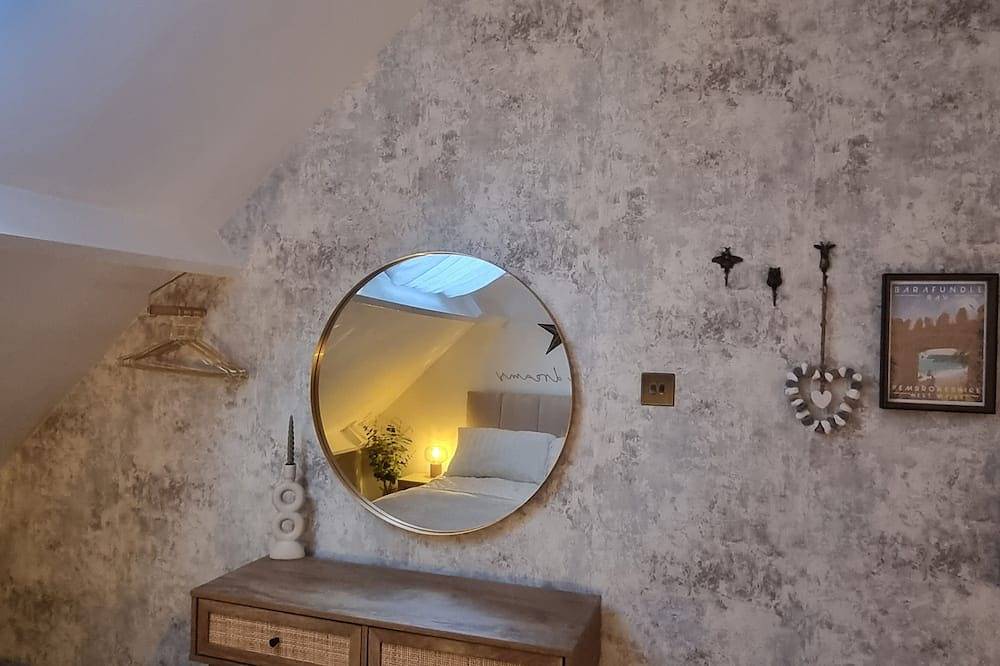 Cosy Moat House Cottage No.3 in Pembroke, Pembrokeshire