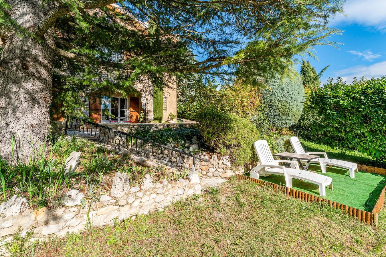 Apartamento entero, Apartamento 'Gîte Le Séguret' con vistas a la montaña y Wi-Fi in Entrechaux, Parque natural regional del Mont Ventoux