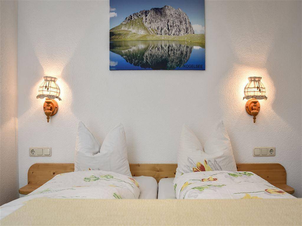 Dreibettzimmer, Dusche, Wc, Balkon in Gramais, Außerfern