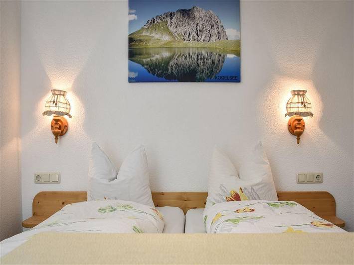 Dreibettzimmer, Dusche, Wc, Balkon in Lechtaler Alpen, Gramais