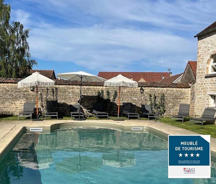 Location de vacances pour 8 personnes, avec Terrasse ainsi que Jardin et Piscine à Gigny