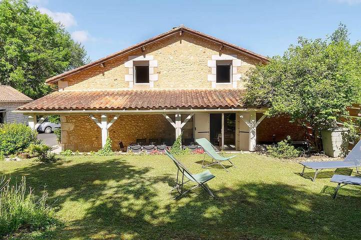 Gîte pour 10 personnes, avec terrasse et jardin - 1