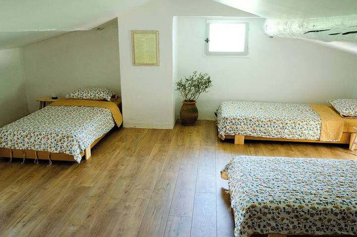 Air-conditioned Provençal farmhouse between Isle-sur-Sorgue and Avignon. Renovated in June! in Caumont-sur-Durance, Vaucluse
