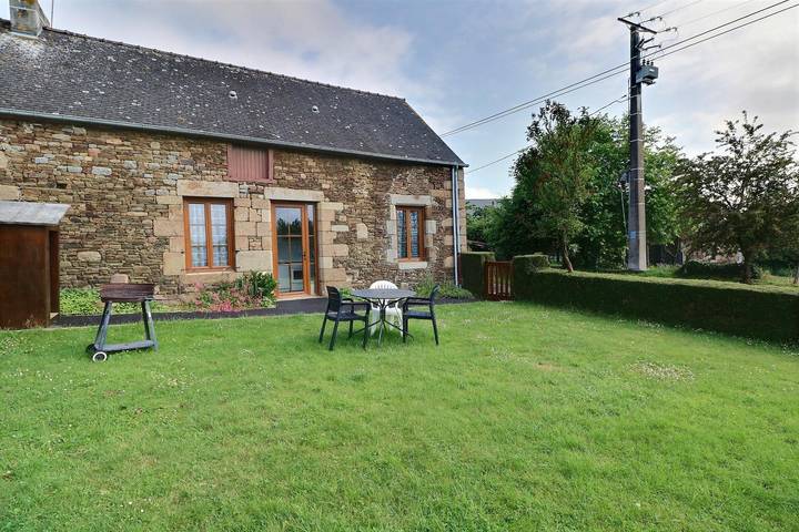 Gîte pour 3 personnes, avec vue et jardin à Bazouges-la-Pérouse - 2