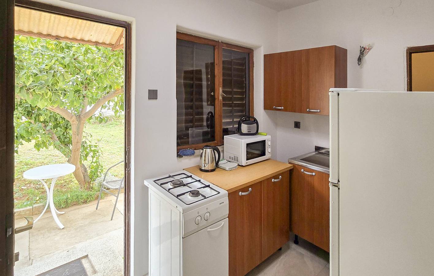 Ganze Ferienwohnung, Charmantes Apartment mit Terrasse, 1,5 km vom Strand von Lumbrelin entfernt in Slatine, Ciovo