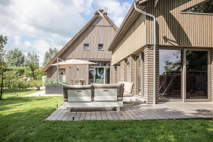 Luxus-Ferienhaus für 4 Personen, mit Terrasse und Garten sowie Ausblick in Oberndorf-Oste