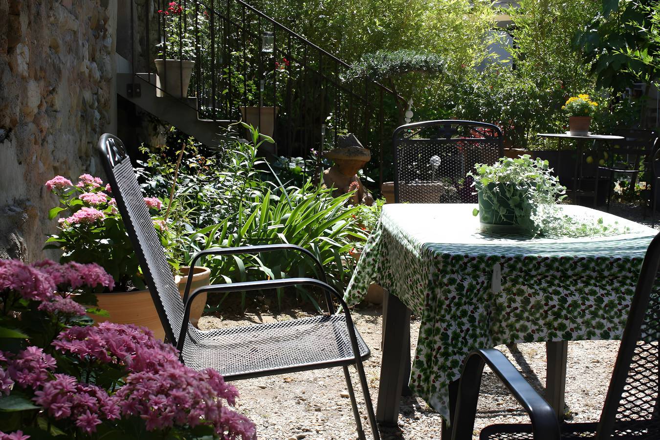 Chambre d’hôtes « Sous Les Pins Aux Cheveux Verts » avec Wi-Fi et climatisation in Montséret, Région de Narbonne