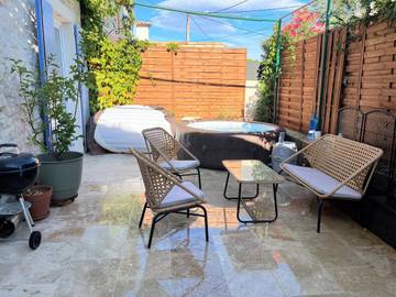 Location de vacances pour 8 personnes, avec jardin ainsi que terrasse et jacuzzi à La Fare-les-Oliviers