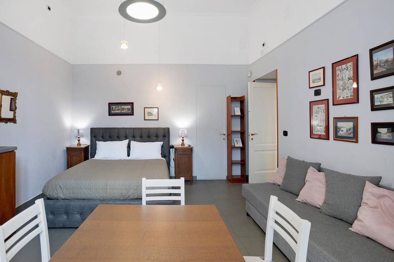 Apartamento entero, La Dimora Dei Reali - Grey Suite con Balcón, Wi-Fi y Aire Acondicionado in Nápoles, Provincia de Nápoles