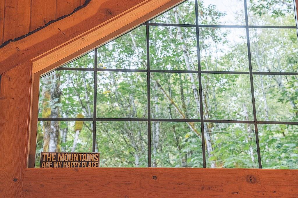 Charming, Artfully Crafted Cedar Springs Cabin, Secluded Forest, Bbq, Hot Tub in Welches, Mount Hood
