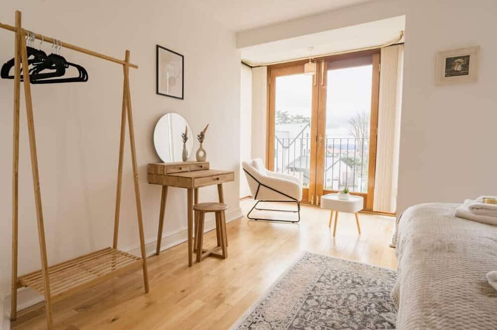 5 Bedroom Home, Sleeps 10, Nr Royal Liverpool Golf in Merseyside