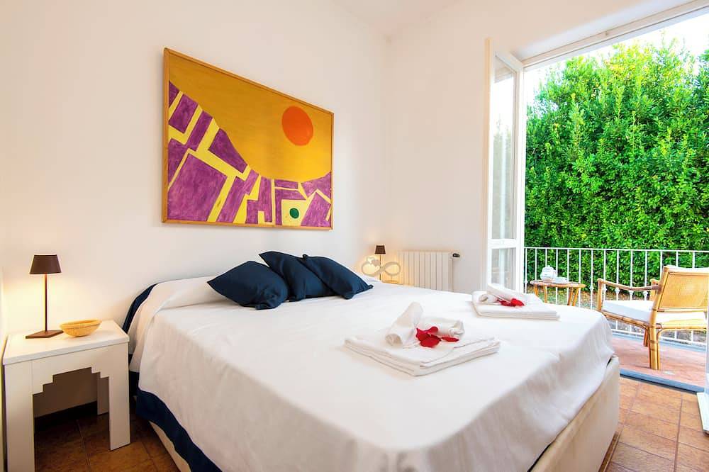 The Lauro Luxury Villa, garden, parking, in private area, close to the center in Ischia Cuidad, Ischia