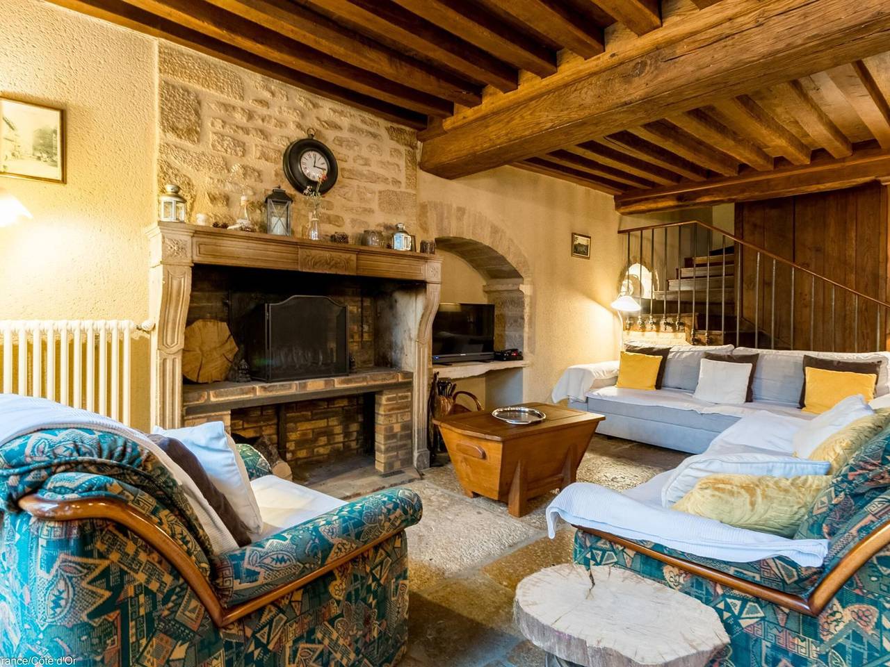 Maison médiévale avec cour privée, 3 chambres, parking à Châteauneuf-en-Auxois in Châteauneuf (Côte-d'Or), Région de Beaune