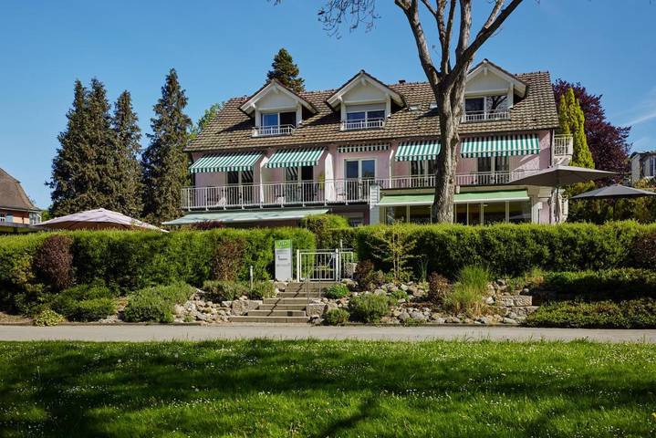 Hotel, mit Terrasse und Garten in Mettnau