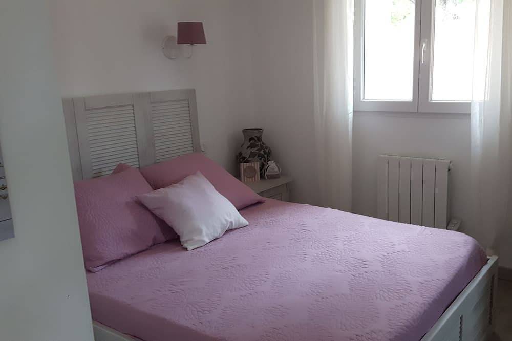 Charmente Haus am Fuße des Luberon Studio 4 Personen Pool und Spa in Velleron, Vaucluse