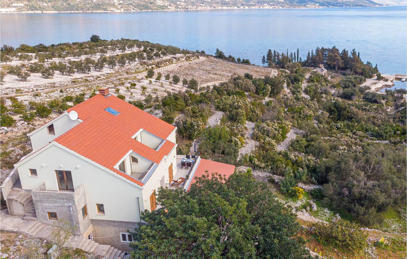 Geheel vakantieappartement, Gezellig appartement met terras, keuken en wifi – 2,5 km van het strand van Tri žala in Kneza, Korcula