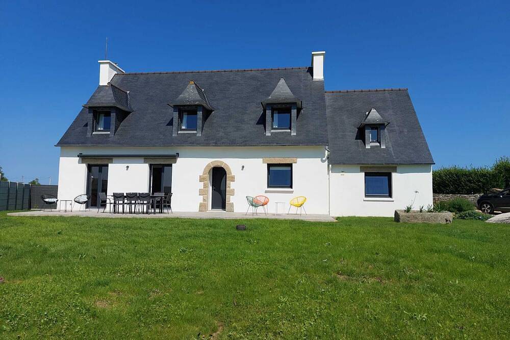 Grande maison 200m2 bord de mer 12 pers. avec jacuzzi 300 mètres de la plage in Kerlouan, Région de Brest