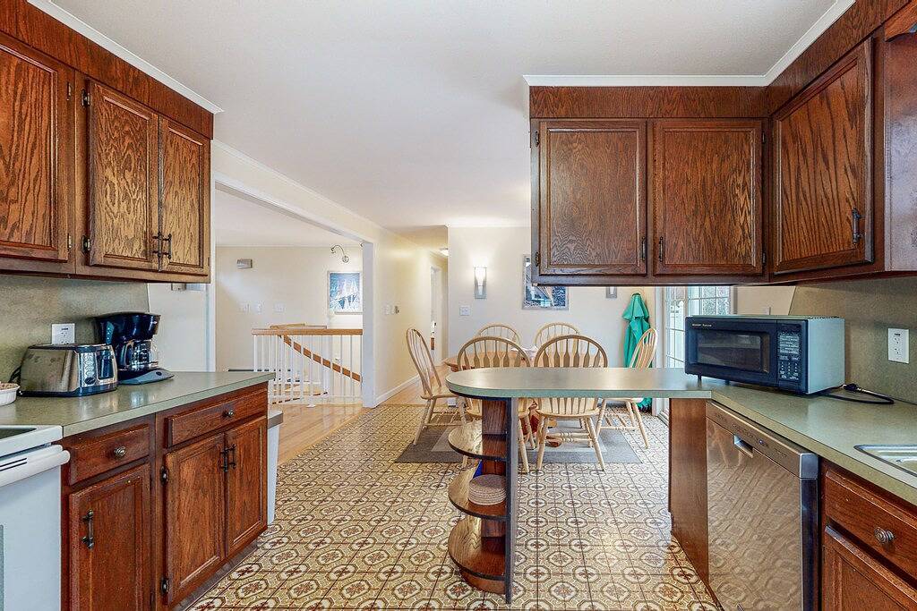 Charming ranch home with fast Wifi, central air conditioning, & a washer/dryer in East Harwich, Harwich