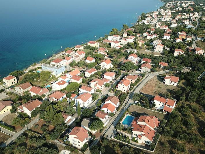 Ferienhaus für 12 Personen, mit Balkon und Pool in Petrcane