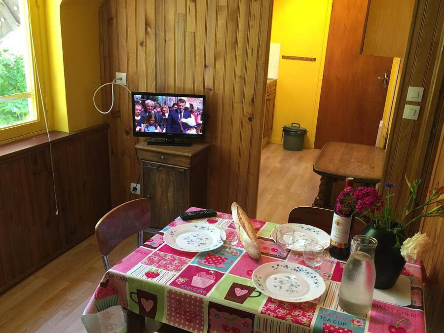 Camping des Bains - Apartment 4 persons - N°2 (through rooms) in Saint-Honoré-les-Bains, Morvan Regional Nature Park