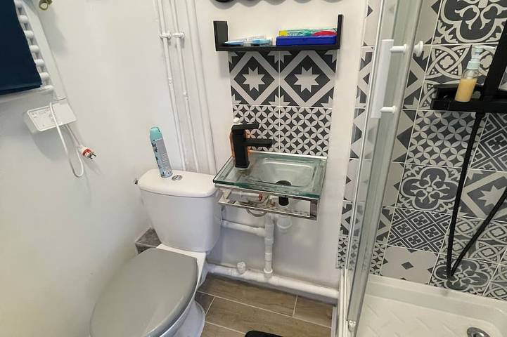 Apartamento entero, Studio located 40 minutes from Orly via the line in Saint-Ouen, Sena-Saint Denis