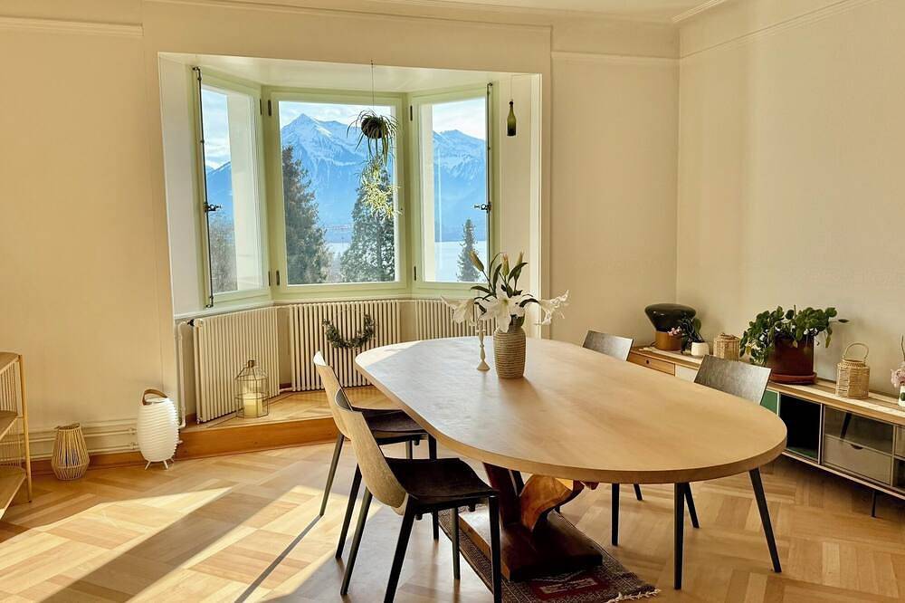 Geräumiges Chalet mit atemberaubender See- und Bergsicht mit grossem Garten in Thun, Thunersee