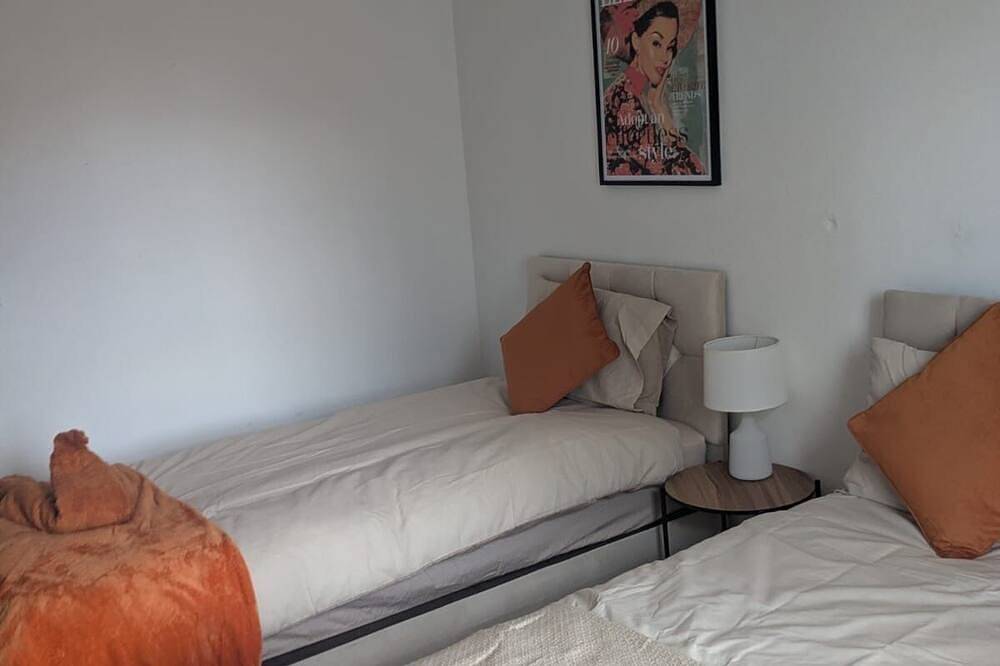Entire apartment, Saffron&Space *Parking *Sleeps 5 in Swindon, North Wessex Downs