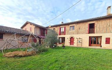Gîte pour 14 personnes, avec jardin, animaux acceptés à Giroussens