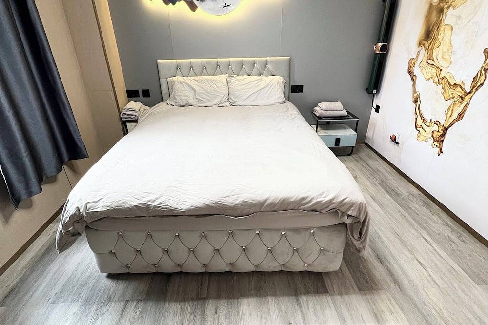 Addison's Japanese Zen. Whole House or Room. Next to Asda and town center! in Pembrokeshire