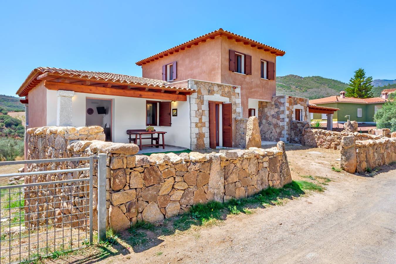 Ferienhaus 'La Minda' mit Bergblick, privater Terrasse und Wlan in Franculacciu, San Teodoro