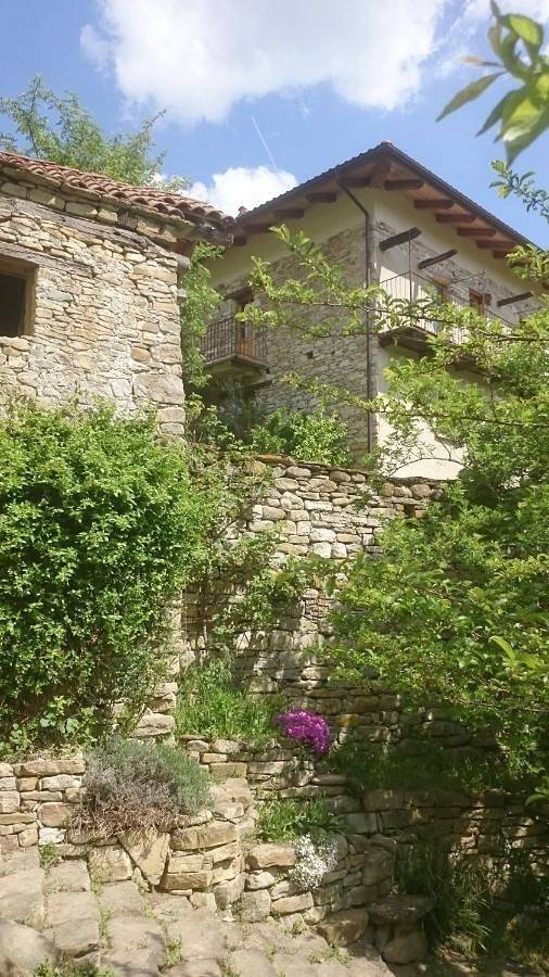 B&b per 2 persone, con giardino e terrazza nonché panorama e piscina, con animali domestici in Langhe