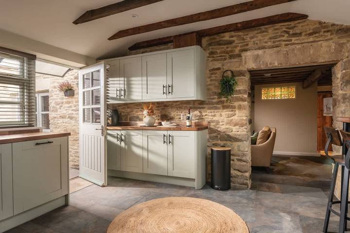 Homestead - Cosy Cotswolds Cottage with Hot Tub in Gloucestershire